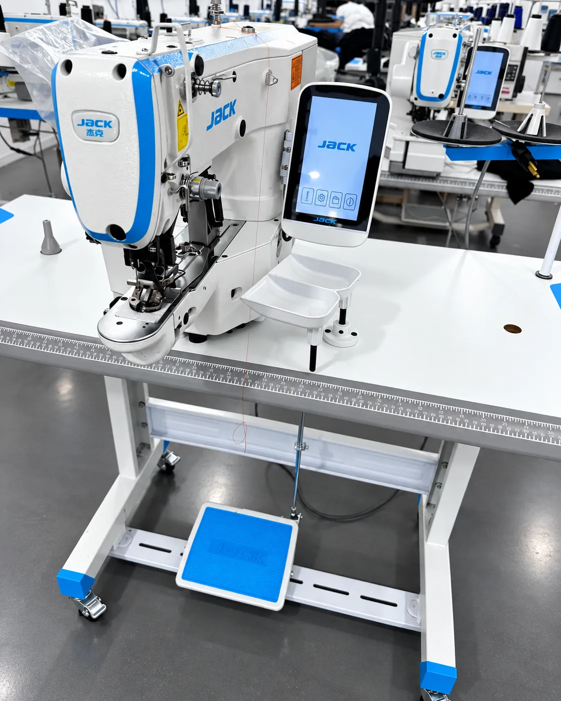 Máquina de costura industrial com painel digital na bancada da linha de produção