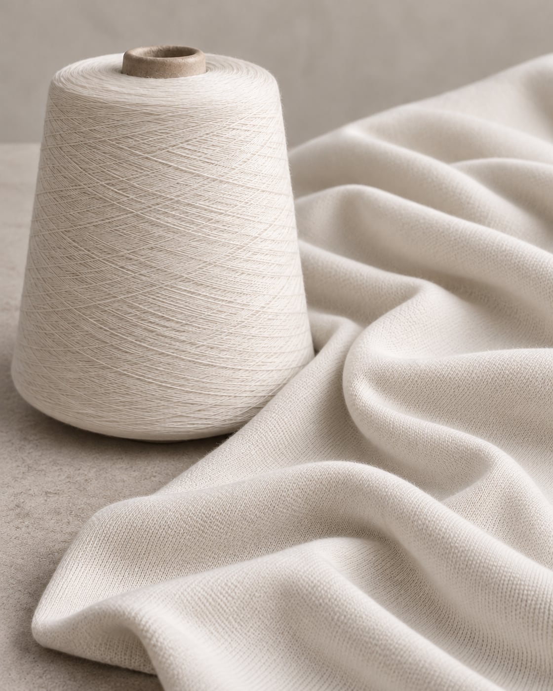 Cone de fio com malha off-white da Malha Suedine Pima antes da tinturaria