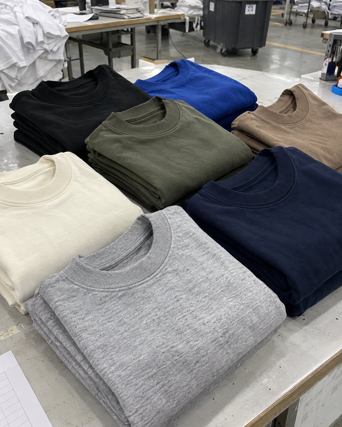 Camisetas dobradas em várias cores de Malhão 28/1 Penteado