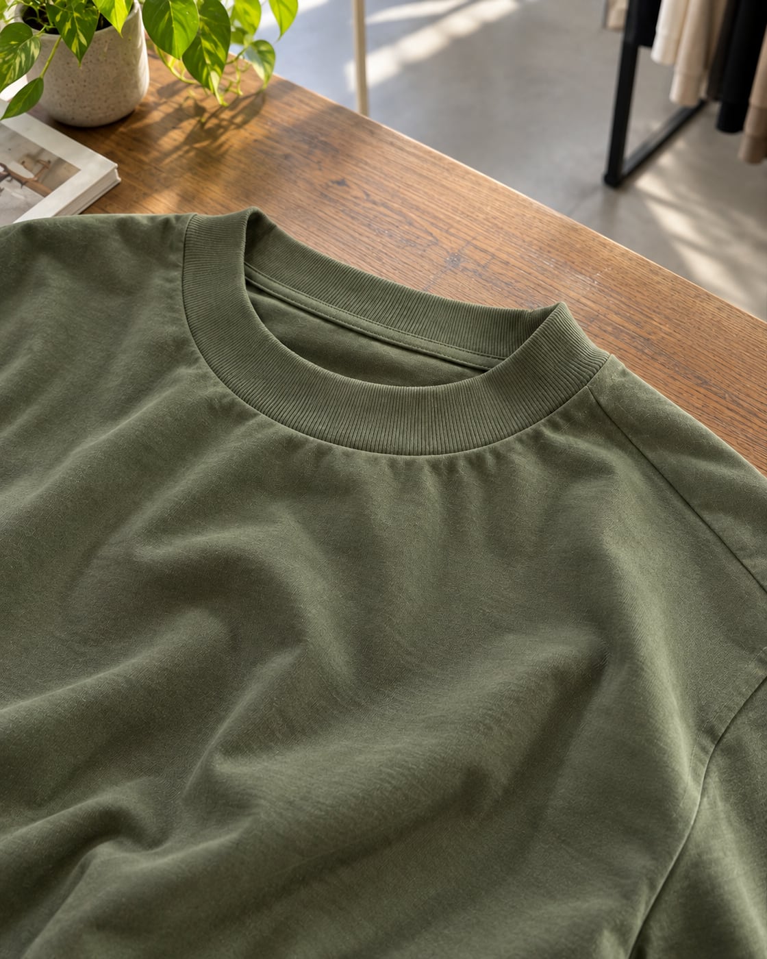 Gola de camiseta verde-oliva em macro feita em Malhão 24/1 Penteado